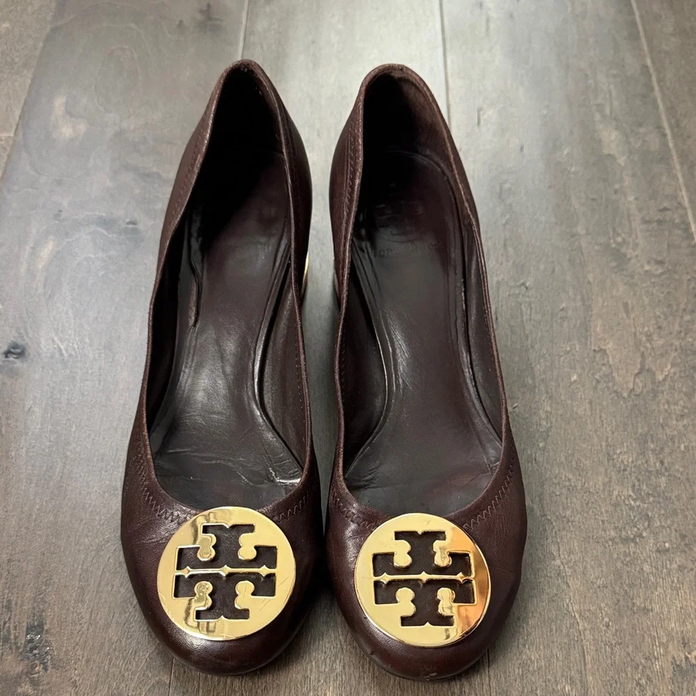 Tory Burch Women’s 9 Brown Leather Logo Medallion Block Heel Pumps